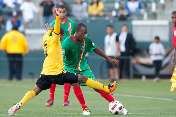 Eric Vernan e Anthony Straker em ação durante o jogo — Fotografia de Stock