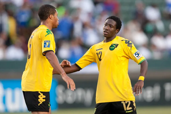 Demar Phillips y Ryan Johnson celebran un gol durante el juego —  Fotos de Stock