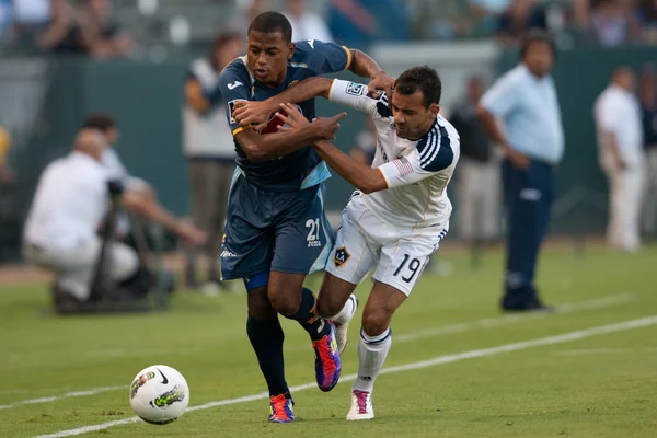 Aly Arriola et Juninho se battent pour le ballon pendant le match — Photo