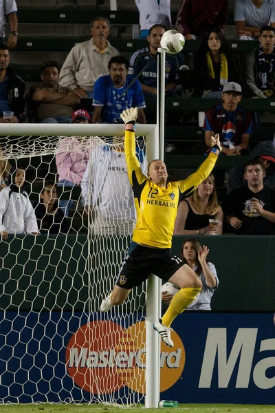 Josh Saunders bloqueia um tiro durante o jogo — Fotografia de Stock