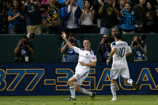 Robbie Keane celebrates his first goal during his debut with the Galaxy during the game — Stock Photo, Image