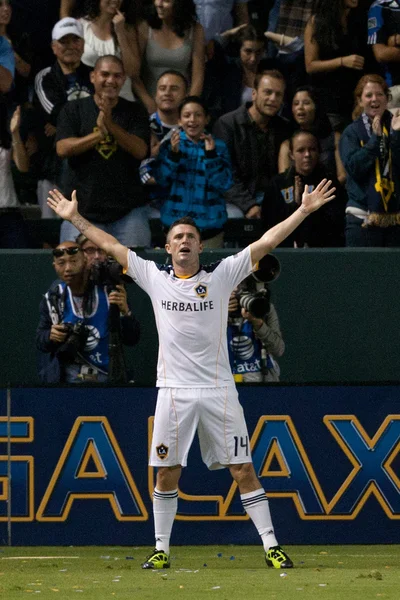 Robbie Keane celebrates his first goal during his debut with the Galaxy during the game — Stock Photo, Image