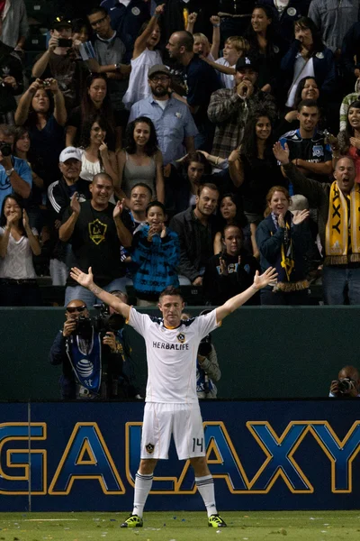 Robbie Keane celebrates his first goal during his debut with the Galaxy during the game — Stock Photo, Image