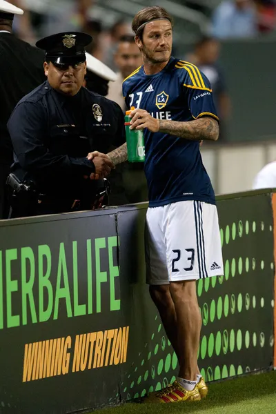 David Beckham stringe la mano agli ufficiali locali prima della partita — Foto Stock