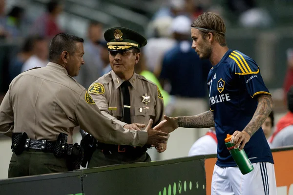 David Beckham serre la main des policiers locaux avant le match — Photo