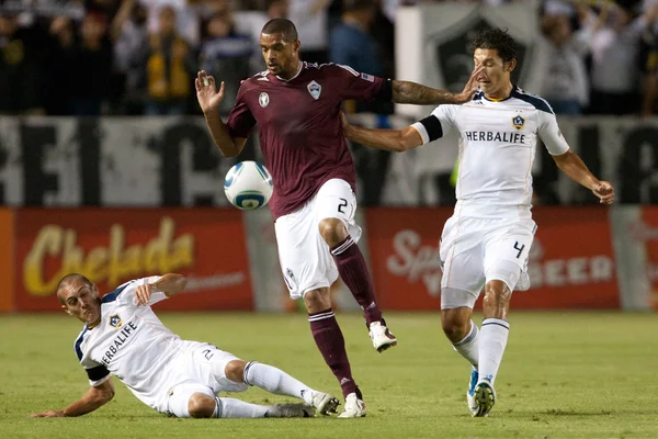 Caleb Folan tries to hold off Bryan Jordan and Omar Gonzalez during the game — Stock Photo, Image