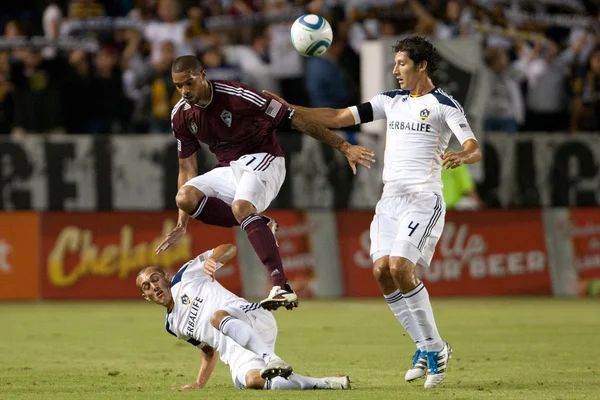 Caleb Folan tries to hold off Bryan Jordan and Omar Gonzalez during the game — Stock Photo, Image