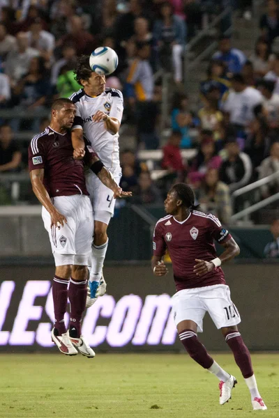 Omar gonzalez en caleb folan strijd voor een header tijdens het spel — Stockfoto