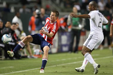 justin braun çalışır topu tutmak için gelen ve julius olsun james oyun sırasında