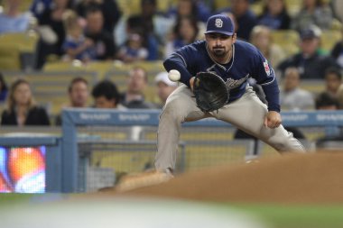 Adrian gonzalez bir dışında oyun sırasında tamamlamak için üçüncü bir atmak yakalar