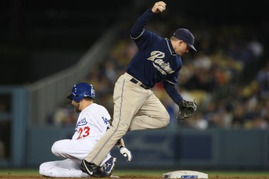 Casey blake bağları david eckstein yukarı ve bir çift oyun oyun sırasında engel olur.