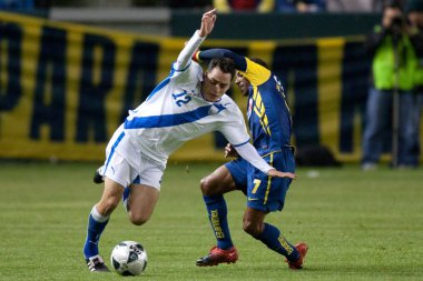 Carlos figueroa ve nicolas olivera oyun sırasında top için mücadele