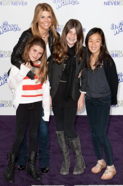 Lori Loughlin ve Konuklar geliyor Paramount resimleri Justin Bieber: asla söylemek asla prömiyeri