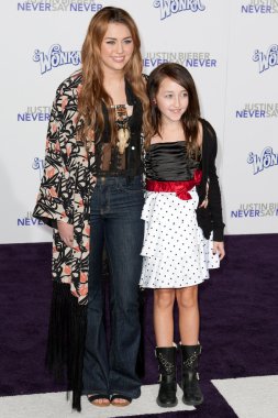 Miley Cyrus ve Noah Cyrus geliyor Paramount resimleri Justin Bieber: asla söylemek asla prömiyeri