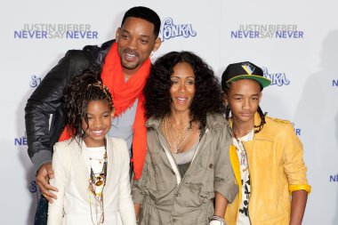 Smith, jada pinkett smith, jaden smith ve willow smith paramount gelecek justin bieber resimleri: asla deme asla premiere