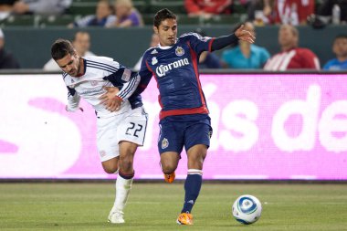 Benny feilhaber ve mariano trujillo oyun sırasında top için mücadele