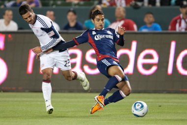 Benny feilhaber ve mariano trujillo oyun sırasında top için mücadele