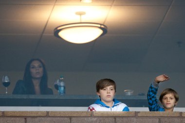 Victoria beckham, brooklyn beckham ve romeo beckham sırasında major league soccer oyunu