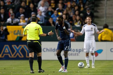 Kei kamara ref için oyun sırasında dinler.
