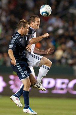 Chad barrett ve michael harrington oyun sırasında bir başlık için mücadele