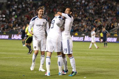 Juninho, juan pablo angel ve david beckham kutluyor juan pablo angeles gol sırasında major league soccer oyunu