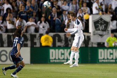 David beckham bir kafa topu oyun sırasında alır