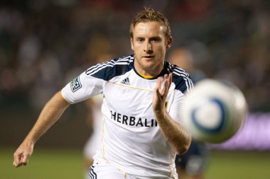 Chris birchall topu major league soccer oyun sırasında kovalıyor.