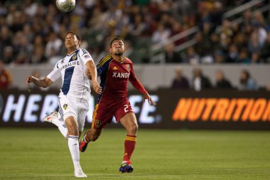 grappig meisje met geschilderde handen