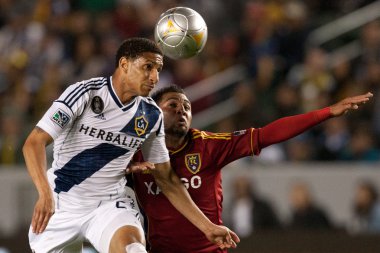 grappig meisje met geschilderde handen