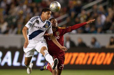 grappig meisje met geschilderde handen