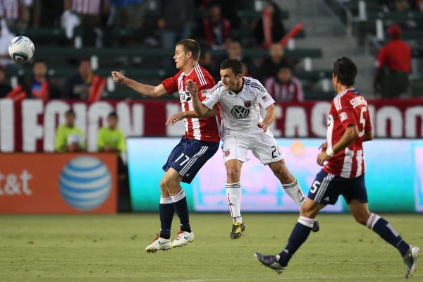 JUSTIN BRAUN and STEPHEN KING fight for a header during the game — Stock Photo, Image