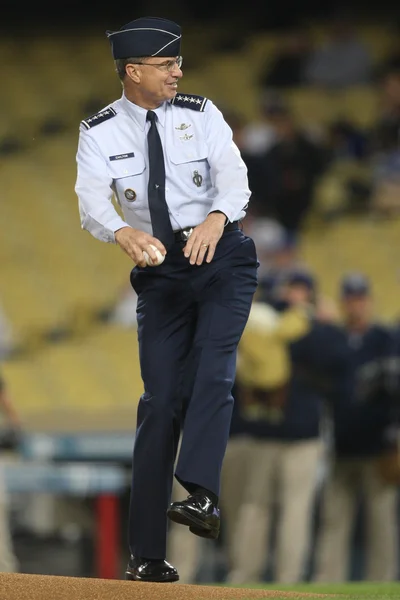 KEVIN CHILTON throws out the first pitch during the Padres vs. Dodgers game — Stock Photo, Image