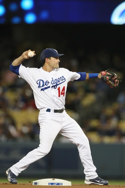 JAMEY CARROLL throws to first during the Padres vs. Dodgers game — Stock Photo, Image