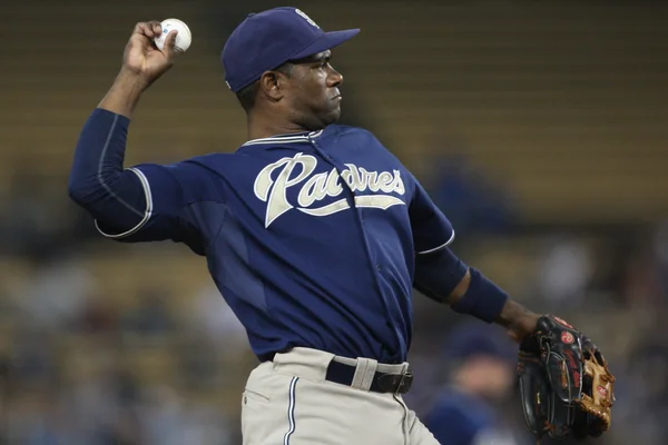 Miguel tejada、ゲーム中にイニングの間にあたたまる — ストック写真