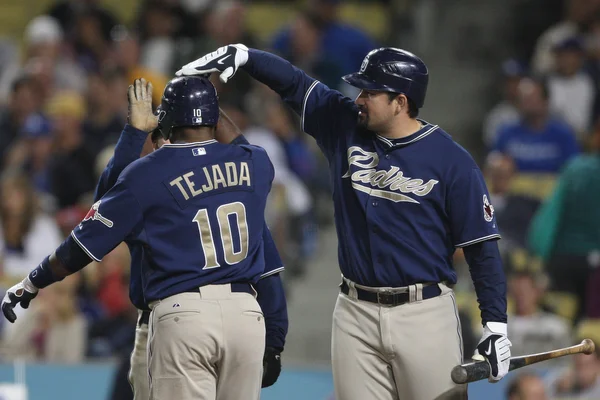 DRIAN GONZALEZ pats MIGUEL TEJADA on the head after Tejada scored during the game — Stock Photo, Image