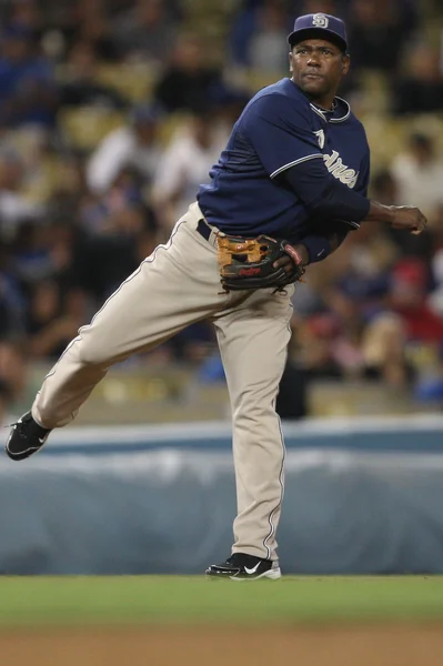 MIGUEL TEJADA warms up in between innings of the Padres vs. Dodgers game — Stock Photo, Image