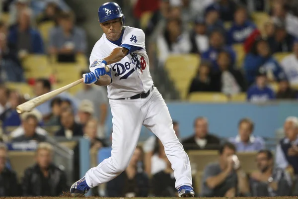 HIROKI KURODA recibe el bate en la pelota durante el juego — Foto de Stock