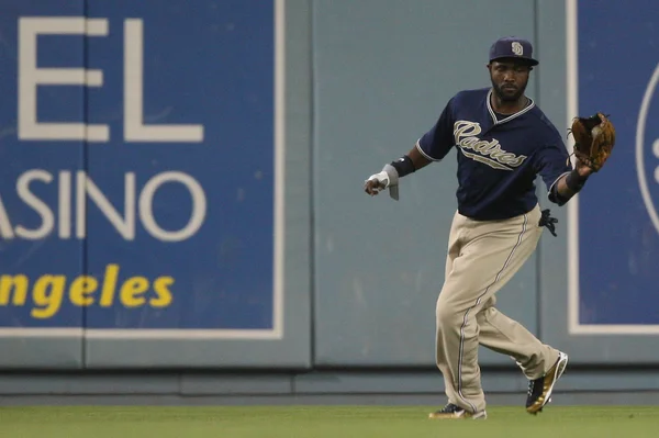 Tony gwynn fängt während des spiels einen deep fly ball — Stockfoto