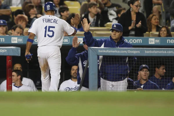 RAFAEL FURCAL obtiene un máximo de cinco de JOE TORRE después de ser bateada durante el juego — Foto de Stock