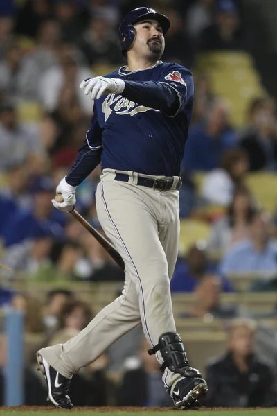 ADRIAN GONZALEZ hace un swing durante el juego —  Fotos de Stock