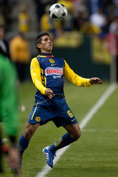 Juan Carlos Valenzuela essaie de garder la balle en jeu pendant le match — Photo