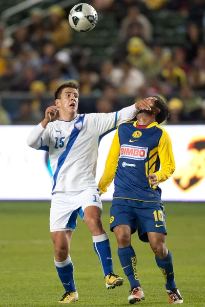 Manuel Leon et Daniel Montenegro se battent pour le ballon pendant le match — Photo