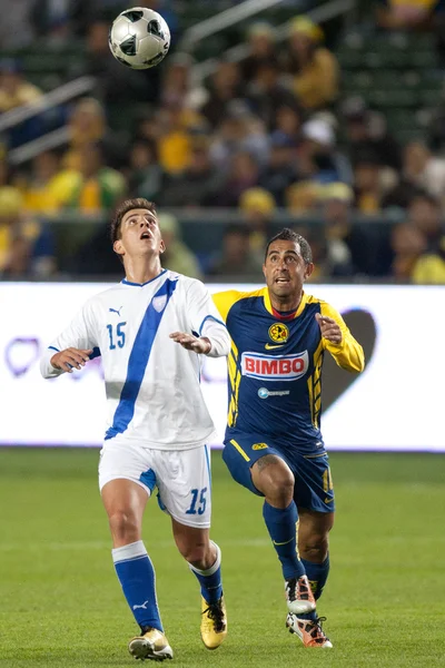 Manuel leon ve daniel oyun sırasında top için mücadele Karadağ