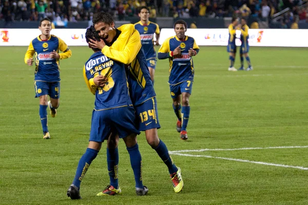 melek reyna ve diego reyes, oyun sırasında bir hedefe kutlamak