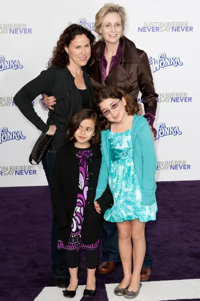 JANE LYNCH, DR. LARA EMBRY, and children arrive at the Paramount Pictures Justin Bieber: Never Say Never premiere — Stock Photo, Image