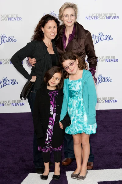 JANE LYNCH, DR. LARA EMBRY, and children arrive at the Paramount Pictures Justin Bieber: Never Say Never premiere — Stock Photo, Image