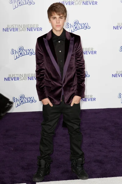 JUSTIN BIEBER arrives at the Paramount Pictures Justin Bieber: Never Say Never premiere — Stock Photo, Image