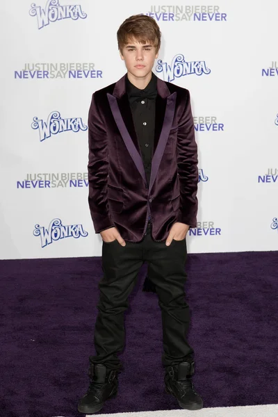 JUSTIN BIEBER arrives at the Paramount Pictures Justin Bieber: Never Say Never premiere — Stock Photo, Image