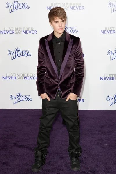 JUSTIN BIEBER arrives at the Paramount Pictures Justin Bieber: Never Say Never premiere — Stock Photo, Image