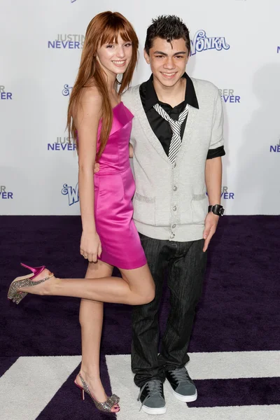 ADAM IRIGOYEN & BELLA THORNE arrivent au Justin Bieber : Never Say Never premiere — Photo